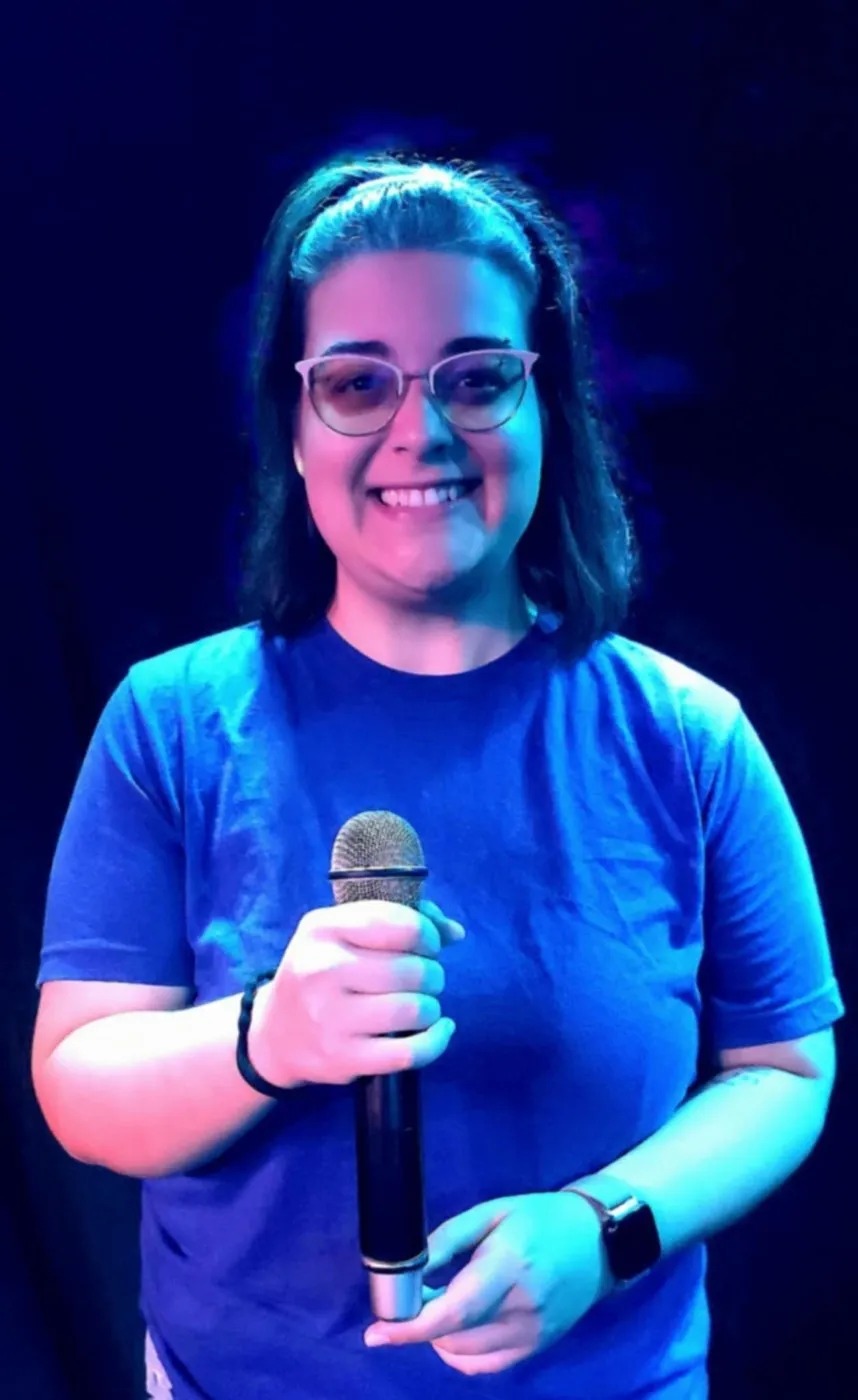 Ari Pogact performing