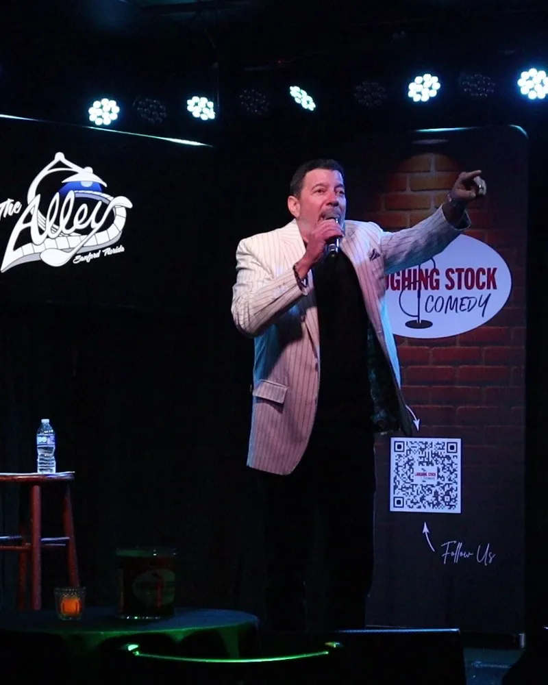Lee Siler performing